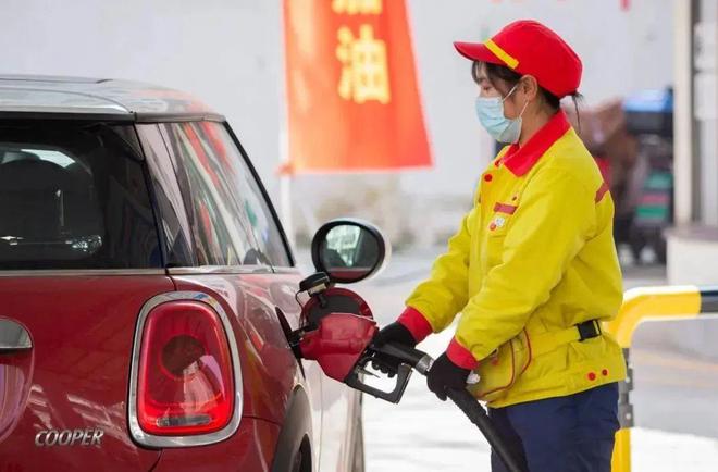 油價(jià)十連漲，為何人們對(duì)電動(dòng)車依舊猶豫？